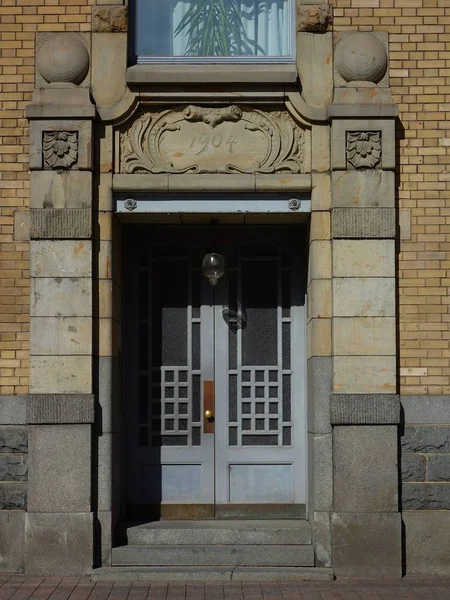 Der Eingang zum Jugendstil in einem Wohnhaus auf Fontanka — Stockfoto