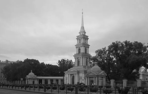 Sommarkväll och kyrkan Saints Cyril och Methodius på Ligovsky Prospect — Stockfoto