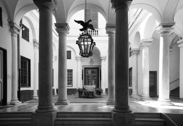 Courtyard in the Palace of Doria on Garibaldi Street — Stock Photo, Image