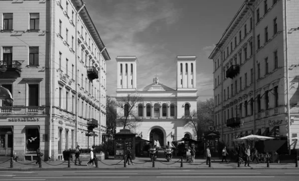 Manhã de primavera e a Igreja dos Santos Pedro e Paulo em Nevsky Prospect — Fotografia de Stock