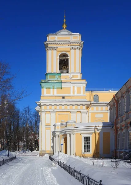 Frostiga soliga morgonen i den Alexander Nevsky Monastery — Stockfoto