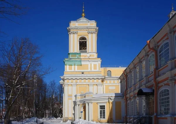 Frosty zonnige ochtend in de Alexander Nevsky Monastery — Stockfoto