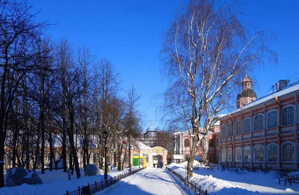 Морозное солнечное утро в Александро-Невском монастыре — стоковое фото