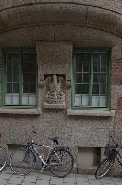 Fragmento da fachada e desenho da entrada para o prédio de apartamentos — Fotografia de Stock