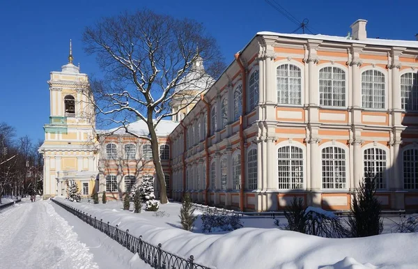 Морозное солнечное утро в Александро-Невском монастыре — стоковое фото