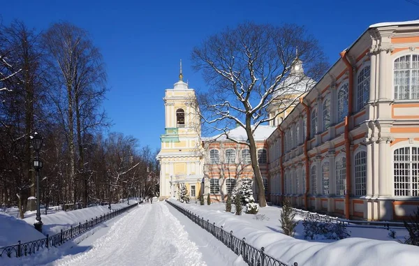 亚历山大涅夫斯基修道院的冰霜阳光明媚的早晨 — 图库照片