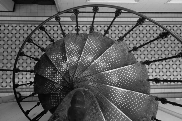 Фрагмент інтер'єру з гвинтовими сходами Вітебська залізнична станція — стокове фото