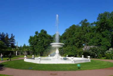 Ekaterininsky Park 'ta mermer çeşme vaza