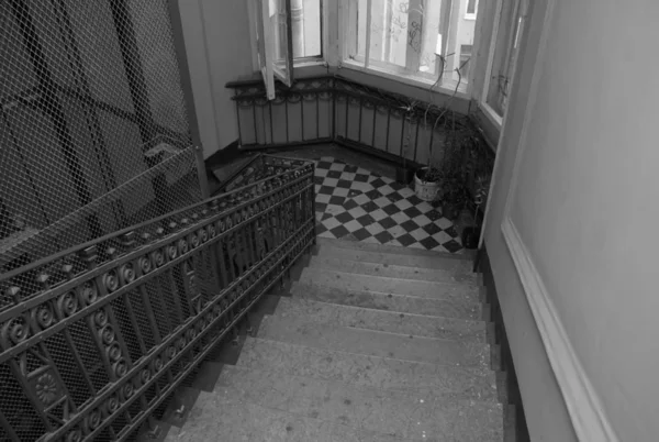 Interior em estilo Art Nouveau, um fragmento das escadas da casa de Ellrich na Lenin Street — Fotografia de Stock