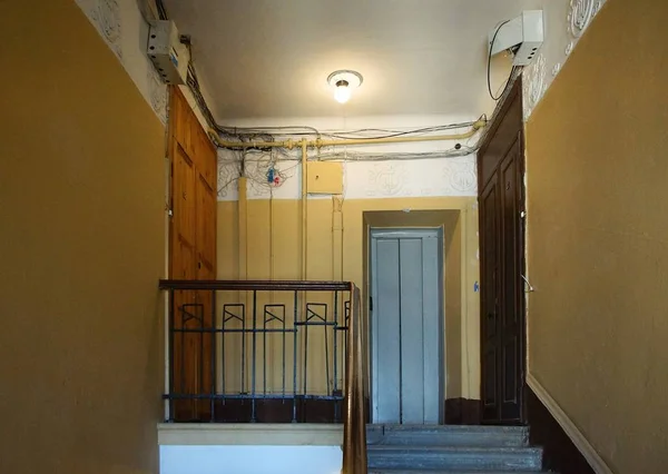 Εσωτερικό σε στιλ αρ νουβό, θραύσμα της σκάλας του οίκου των Βόλκενσταϊν στην οδό Λένιν — Φωτογραφία Αρχείου