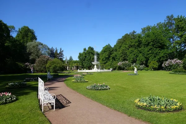 Ekaterininsky Park 'ta mermer çeşme vaza