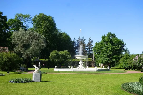 Ekaterininsky Park 'ta mermer çeşme vaza