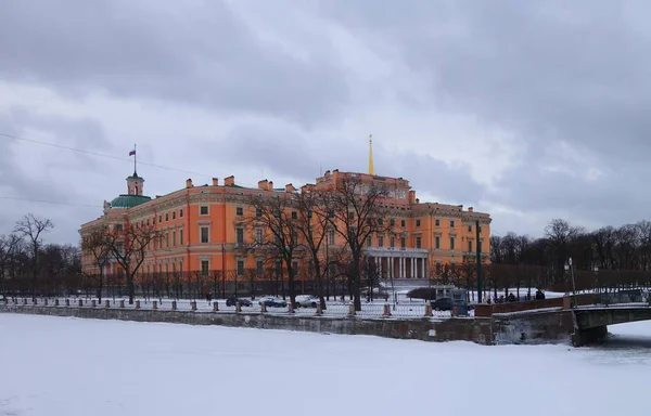 Téli hóvihar reggel és Mikhailovsky vár i — Stock Fotó