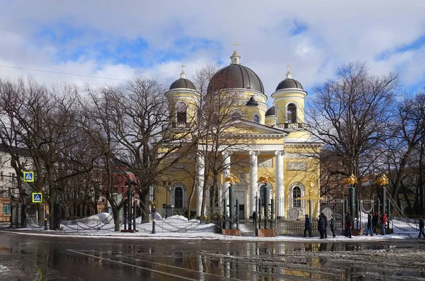 Весняний день на вулиці Пестель та Спасо-Преображенський кафедральний собор — стокове фото