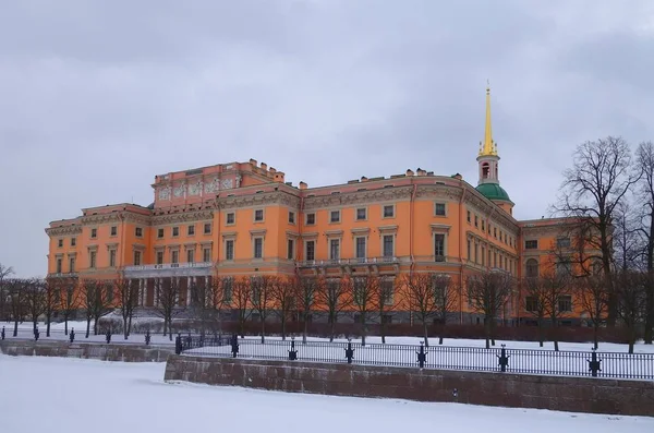 Téli hóvihar reggel és Mikhailovsky vár i — Stock Fotó