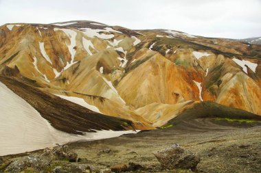 Soğuk yaz sabahı ve renkli dağlar