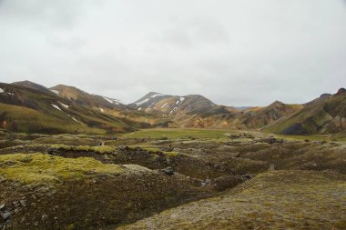 Soğuk yaz sabahı ve renkli dağlar