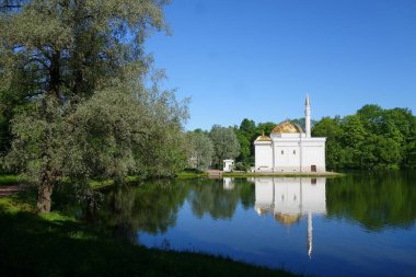 Tsarskoye Selo Ekaterininsky parkta Bahar güneşli sabah