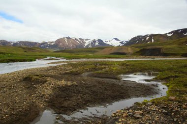 İzlanda dağlarında soğuk sessiz yaz sabahı