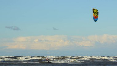 Letonya'da Uçurtma Sörfü