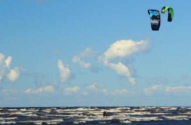 Letonya'da Uçurtma Sörfü