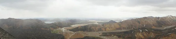 Mañana fría de verano y montañas de colores — Foto de Stock