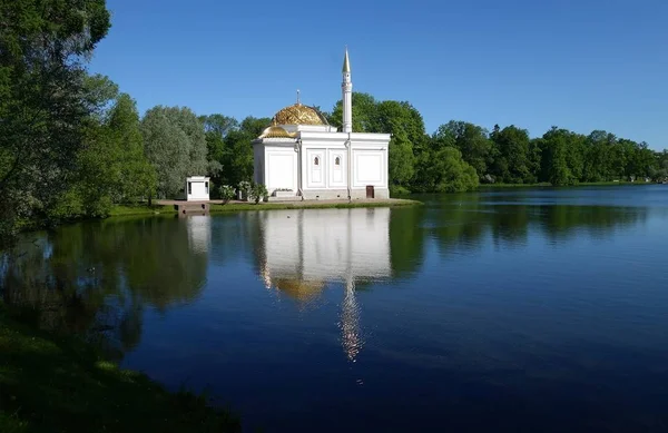 Vårsolig morgon i Ekaterininsky Park i Tsarskoye Selo — Stockfoto