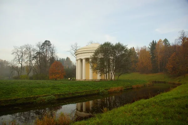 Nebliger Herbstmorgen in Pawlowsk — Stockfoto