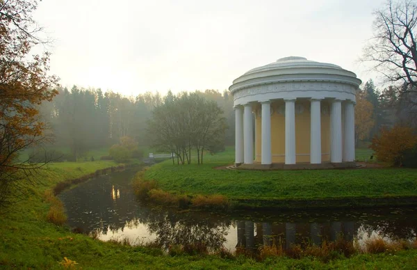 Foggy manhã de outono em Pavlovsk — Fotografia de Stock