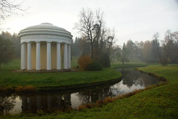 Mattinata autunnale nebbiosa a Pavlovsk — Foto Stock