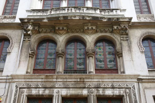 Fragment de la façade d'un bâtiment historique à Lisbonne — Photo