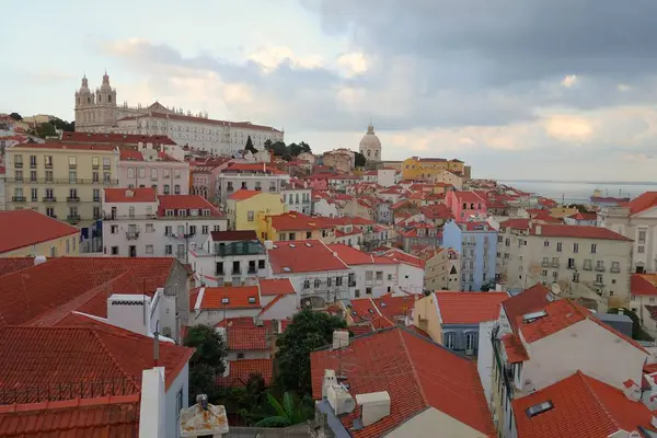 Céu noturno de outono sobre os telhados de Lisboa — Fotografia de Stock