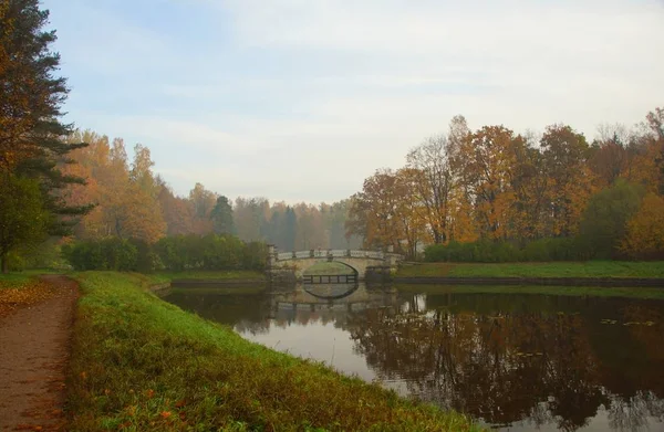 Herbst ruhigen Morgen auf dem Fluss Slavyanka in Pavlovsk Park — Stockfoto