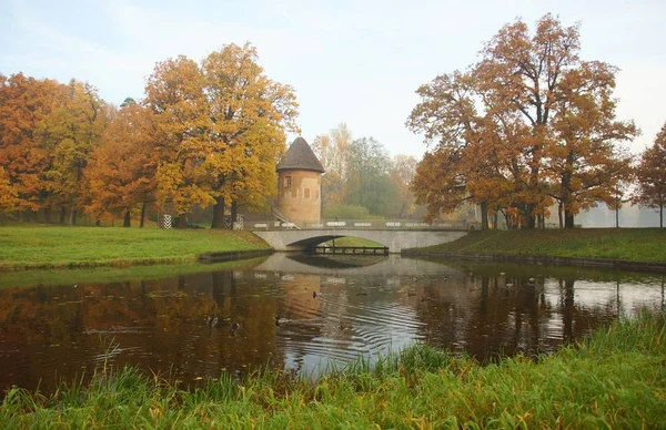 Jesienny spokojny poranek na rzece Slavyanka w Pavlovsk Park — Zdjęcie stockowe