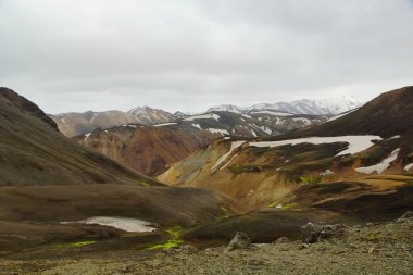 Soğuk yaz sabahı ve renkli dağlar