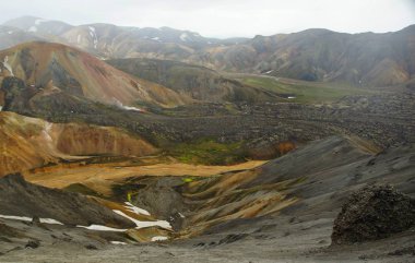 Soğuk yaz sabahı ve renkli dağlar