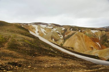 Soğuk yaz sabahı ve renkli dağlar