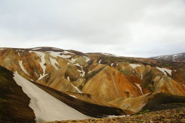 Soğuk yaz sabahı ve renkli dağlar
