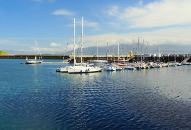 Yaz güneşli gün ve limana yürümek