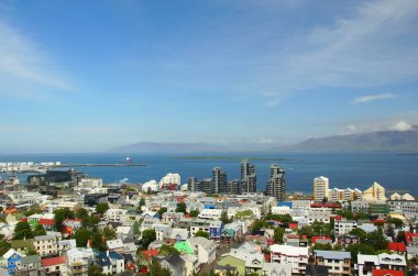 Çan Kulesi yüksekliğinden Reykjavik merkezinin görünümü