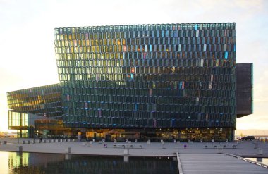 ARP Konser Merkezi 'nin abartkın cam geometrisi