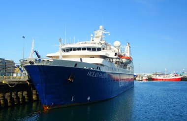 Yaz güneşli gün ve limana yürümek