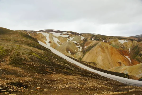 Soğuk yaz sabahı ve renkli dağlar