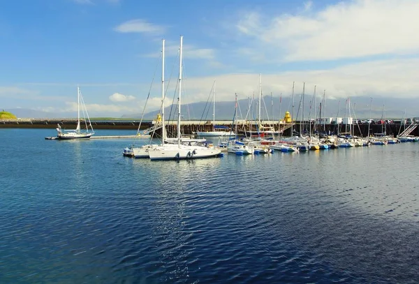 Yaz güneşli gün ve limana yürümek