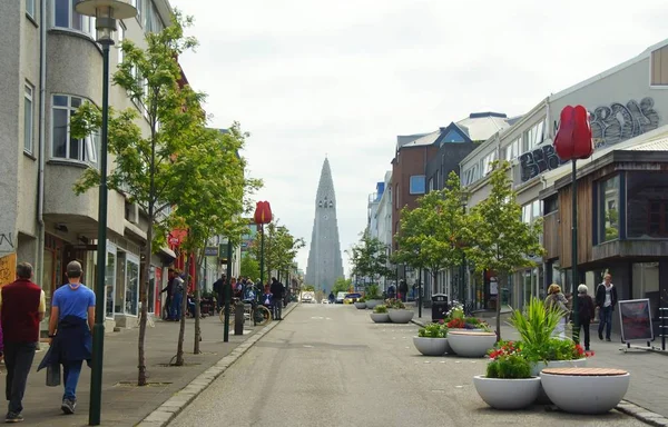 Zonnige dag in de zomer en loop door de hoofdstraten — Stockfoto