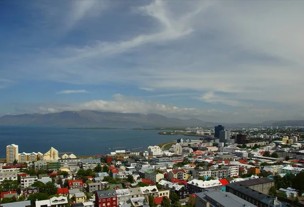 Çan Kulesi yüksekliğinden Reykjavik merkezinin görünümü