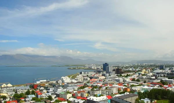 Çan Kulesi yüksekliğinden Reykjavik merkezinin görünümü
