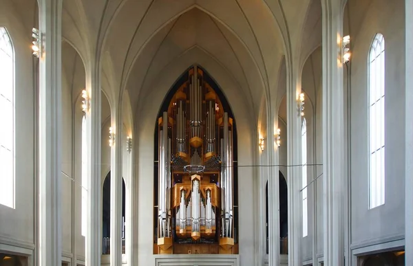 L'intérieur dans des couleurs vives et oogan dans l'église Hallgrimskirkja — Photo