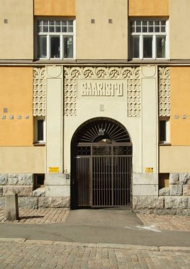 Helsinki'de bir sokakta art nouveau tarzında bir binaya giriş