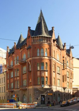 Helsinki'de bir sokakta Art Nouveau köşe binası
